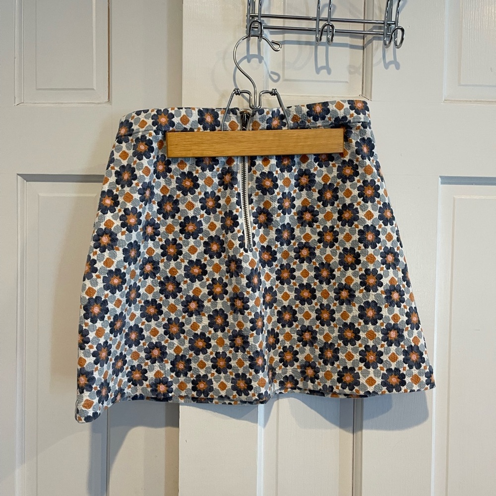 Abercrombie and Fitch patterned mini skirt size S.
